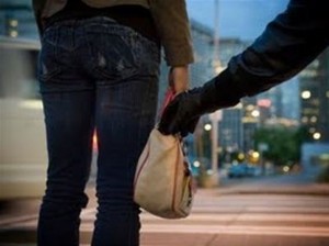 Της άρπαξαν την τσάντα