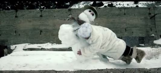 ΒΙΝΤΕΟ:Ρώσος εναντίον χιονάνθρωπων