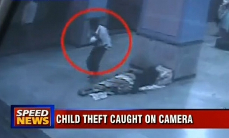 ΒΙΝΤΕΟ-Κλέβει το μωρό της άστεγης