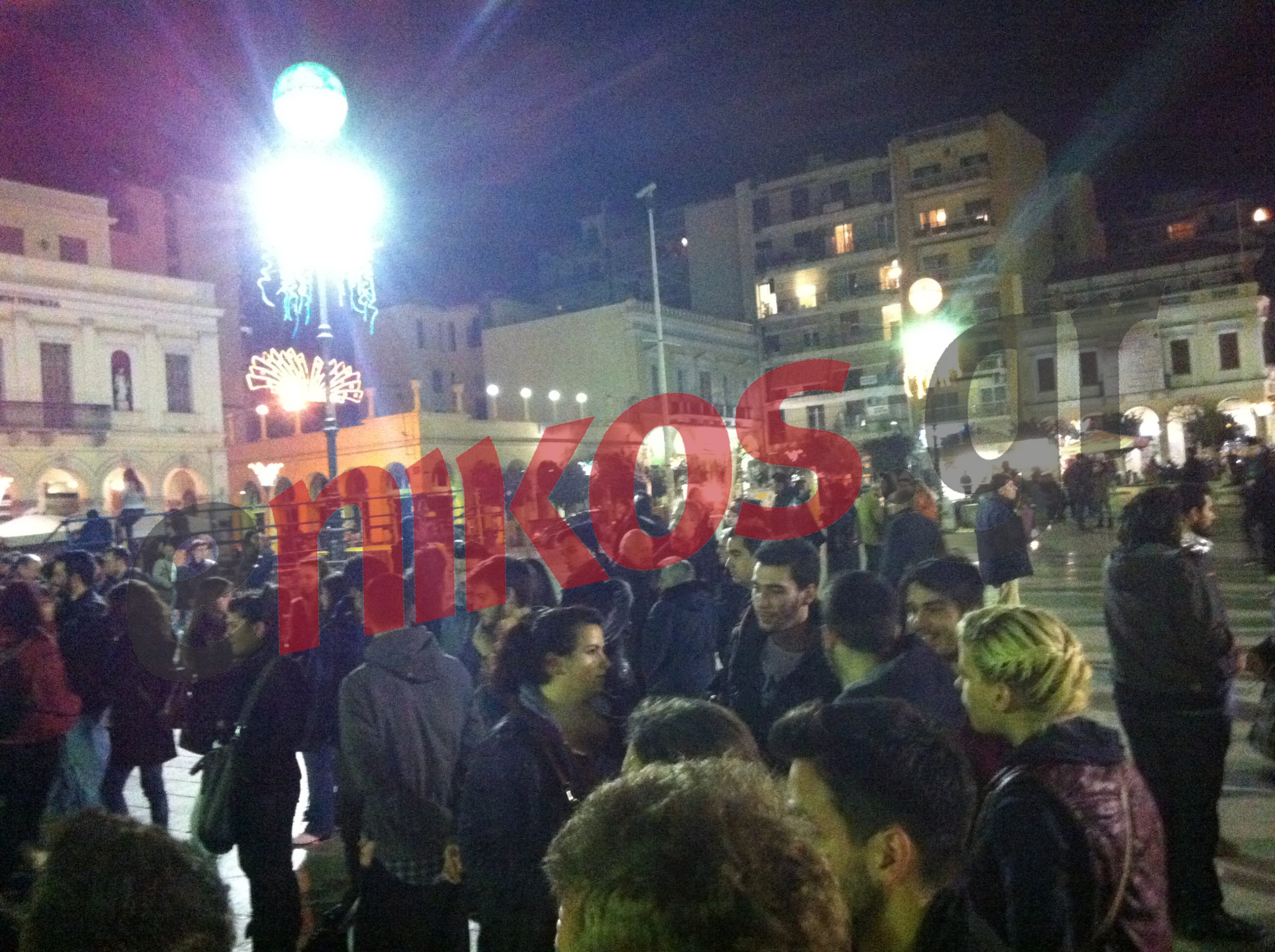 ΦΩΤΟ-Καθιστική διαμαρτυρία για την “ΑΘΗΝΑ”