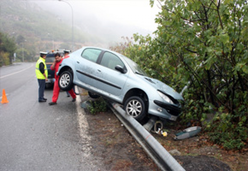 Τροχαίο με εγκλωβισμένο οδηγό