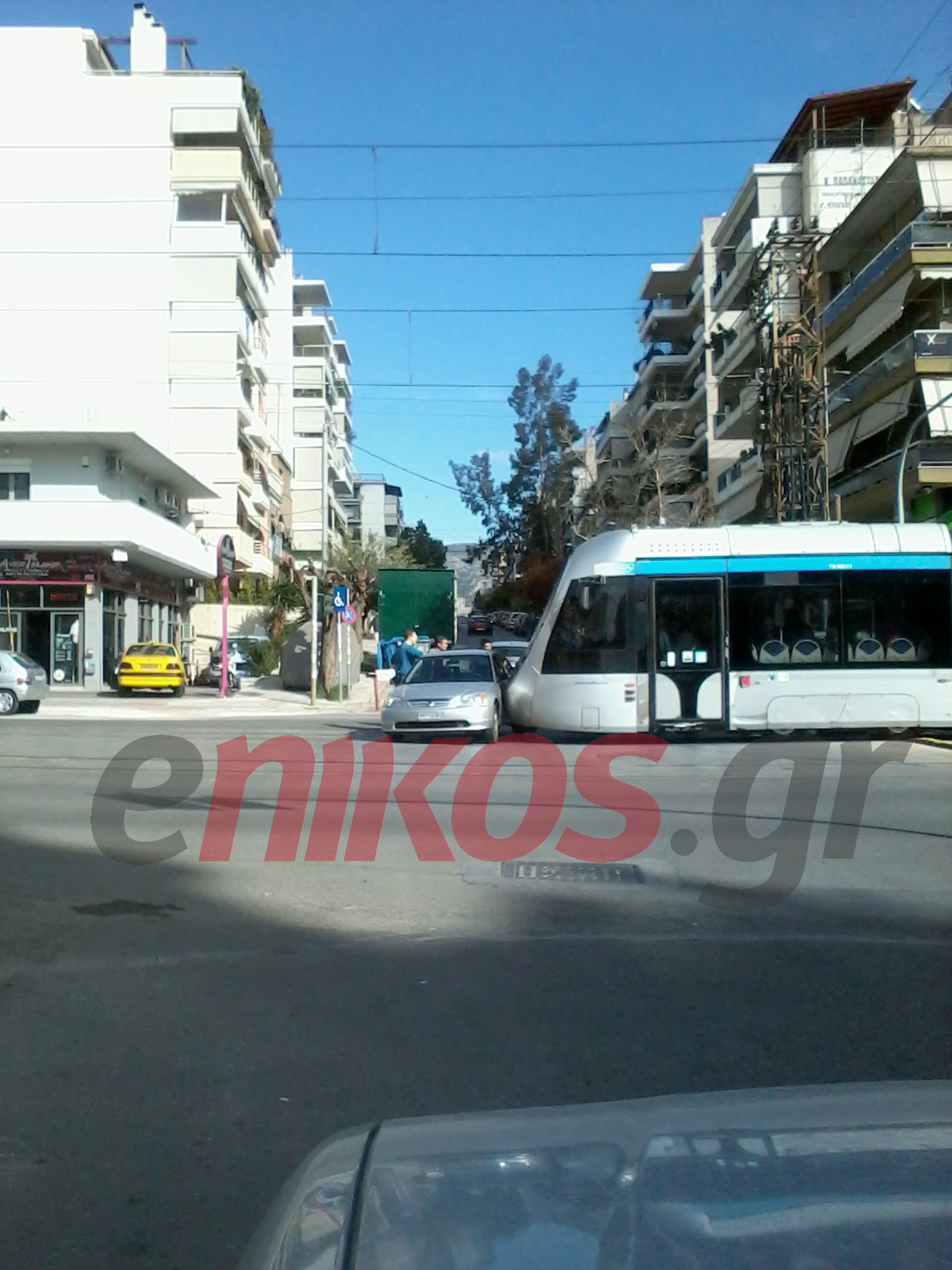 ΤΩΡΑ-ΦΩΤΟ: Σύγκρουση τραμ με ΙΧ