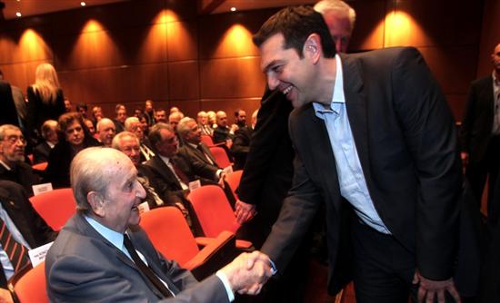 Φωτό-Η χειραψία του Τσίπρα με τον Μητσοτάκη