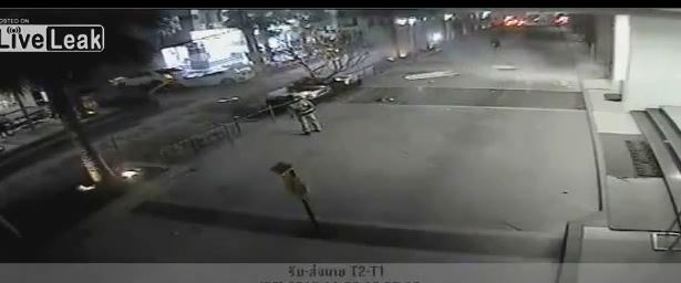 ΒΙΝΤΕΟ-Αυτοκίνητο πέφτει από τον 4ο όροφο