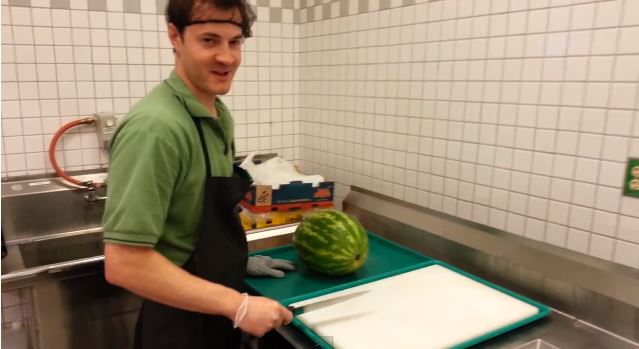 ΒΙΝΤΕΟ:Κόβει ένα καρπούζι σε 20’’