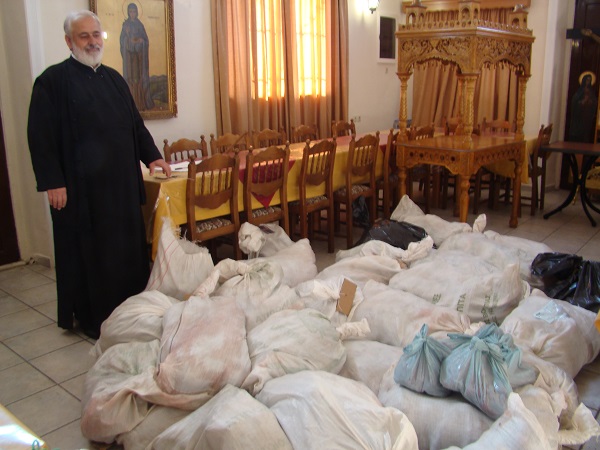 Ιερέας μοίρασε αρνιά για το Πάσχα