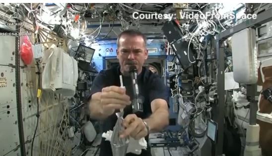 ΒΙΝΤΕΟ- Στύβοντας ένα βρεγμένο πανί στο διάστημα