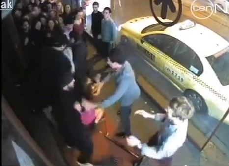 ΒΙΝΤΕΟ-“Πόρτα” με… γροθιές