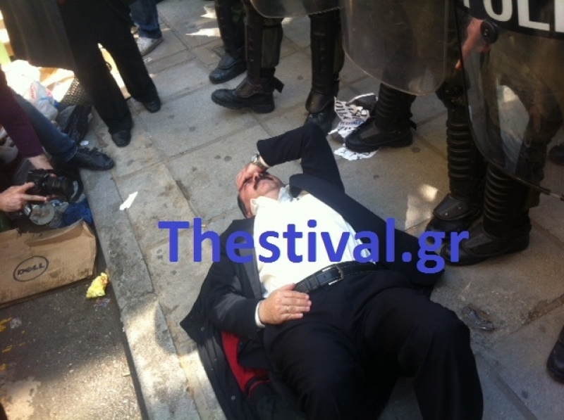 ΒΙΝΤΕΟ-Ξάπλωσε μπροστά από τα ΜΑΤ