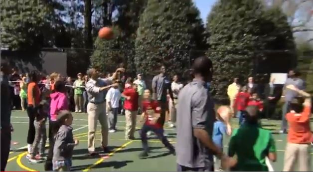 ΒΙΝΤΕΟ: Ο Ομπάμα δεν βρίσκει “καλάθι”