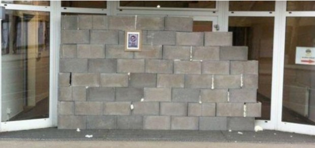 Έχτισαν την είσοδο των γραφείων