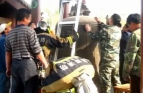 ΒΙΝΤΕΟ-Τουρίστας παγιδεύτηκε κάτω από μια καμπάνα