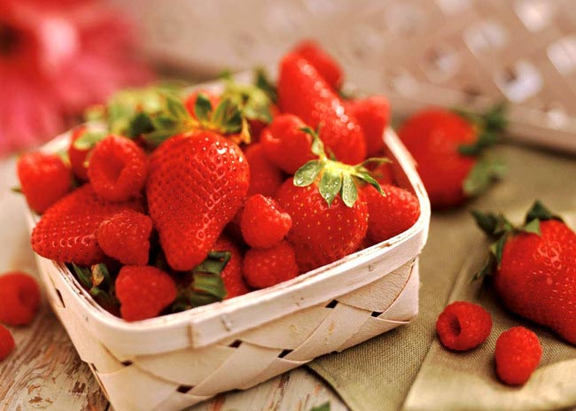 Αντιμετωπίστε τις πανάδες με μια φράουλα