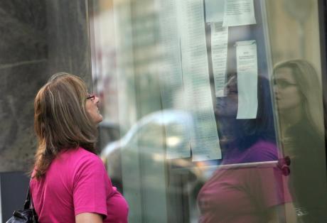 Περισσότερες προσλήψεις από απολύσεις