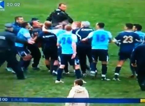 ΒΙΝΤΕΟ-Mάχη σώμα με σώμα στο γήπεδο