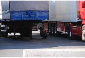 Έκρυβαν ναρκωτικά σε κρύπτη φορτηγού!