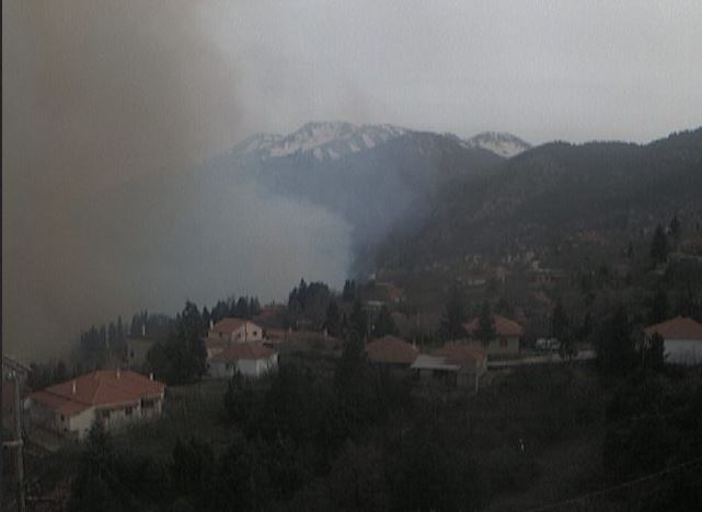 Δυσκολεύει το μέτωπο στα Τρίκαλα Κορινθίας