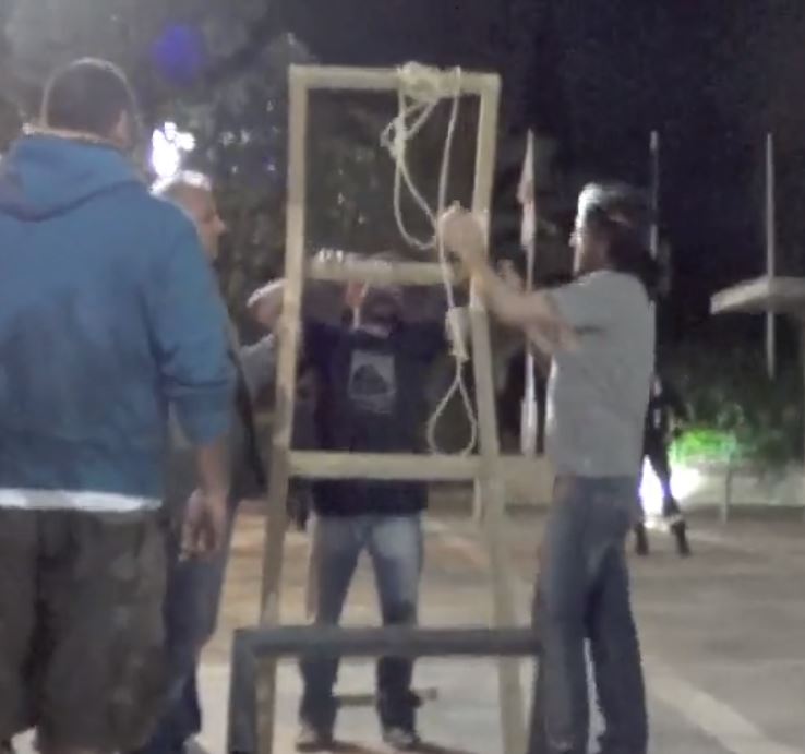 ΒΙΝΤΕΟ-Κρεμάλες έξω από την κυπριακή Βουλή