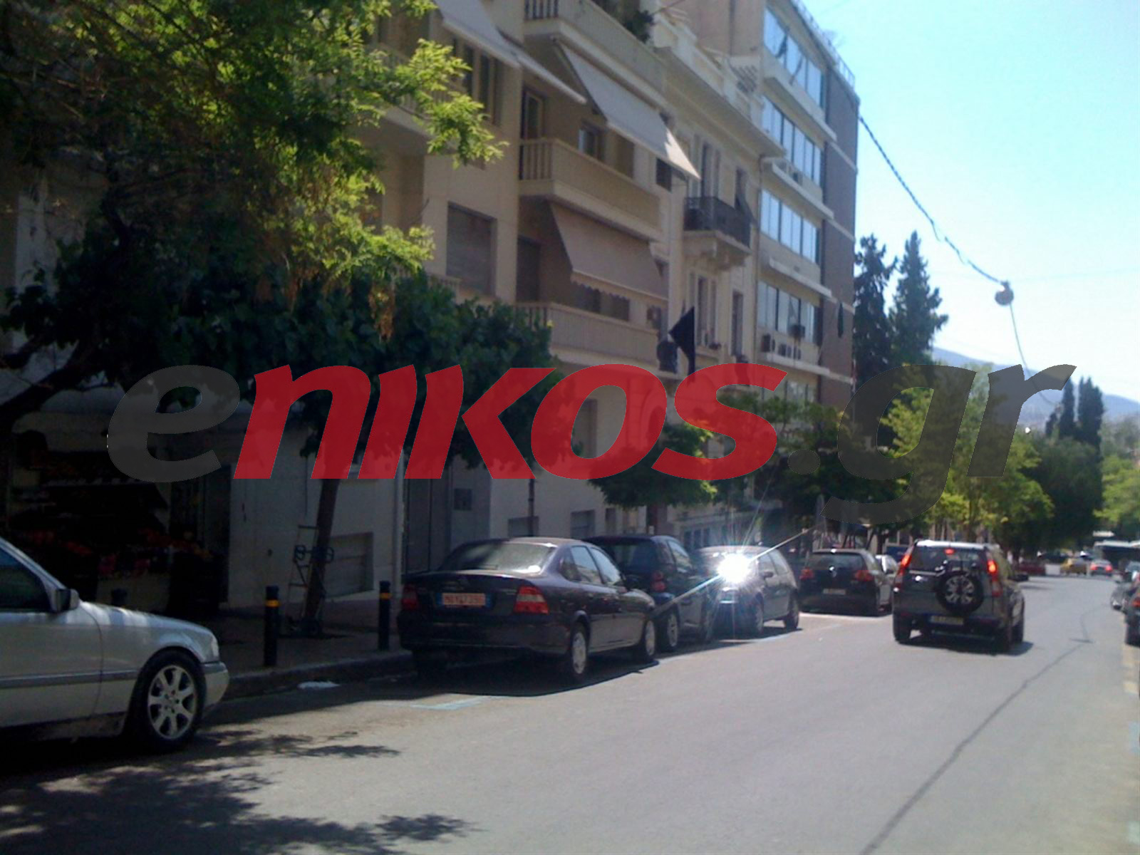 ΦΩΤΟ-Η μαύρη σημαία του Κολλάτου απέναντι από τη γερμανική πρεσβεία