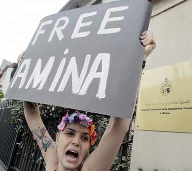 Γυμνόστηθες φεμινίστριες διαδήλωσαν στη Βραζιλία