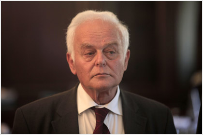 Ψηφίζουν “δαγκωτό” Μανιτάκη