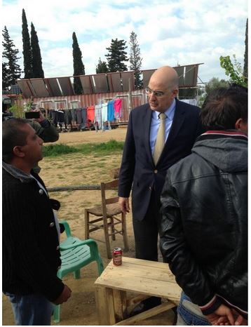 ΦΩΤΟ: Ο Δένδιας στον καταυλισμό μεταναστών στη Μανωλάδα