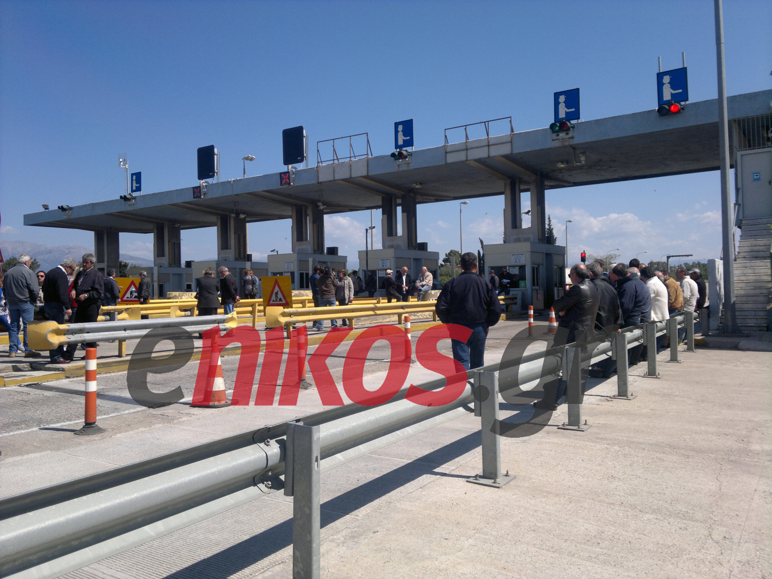 ΦΩΤΟ-Σήκωσαν τις μπάρες στα διόδια του Ρίου