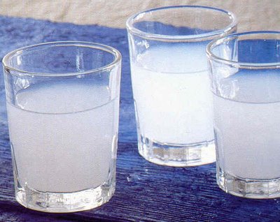 Τα …πίνει στα ουζάδικα