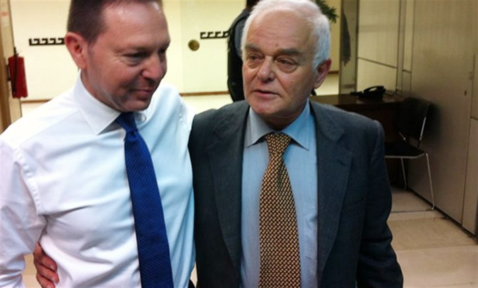 ΦΩΤΟ-Αγκαλιά με τον Στουρνάρα ο Μανιτάκης