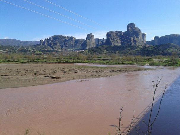 Ο Πηνειός κοκκίνισε