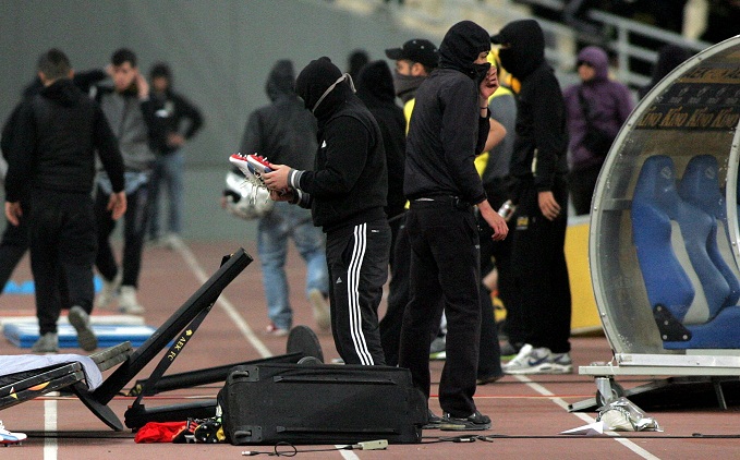 Το πλιάτσικο στους πάγκους των ομάδων στο ΟΑΚΑ