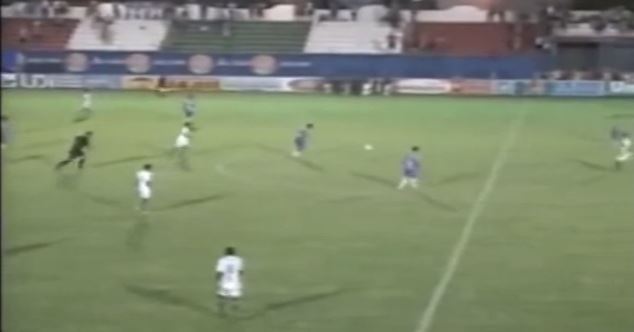 ΒΙΝΤΕΟ-Γκολ από το κέντρο του γηπέδου