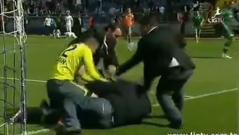 ΒΙΝΤΕΟ-Τερματοφύλακας δέρνει οπαδό