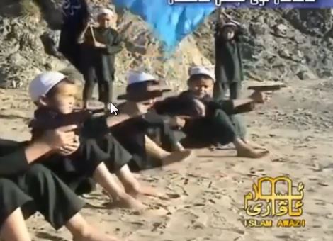 BINTEO-Παιδιά μαθαίνουν να πυροβολούν με καλάζνικοφ