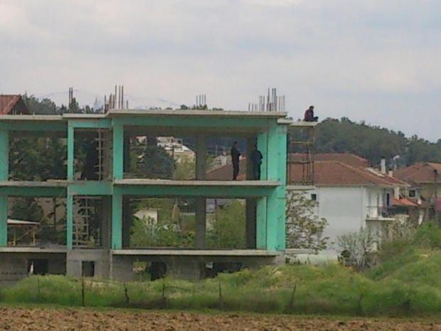 Νεαρός άνδρας απειλεί να αυτοκτονήσει