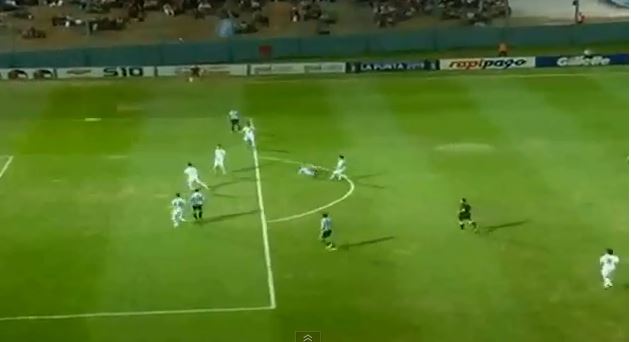 ΒΙΝΤΕΟ-Σκόραρε με ψαλίδι έξω από την περιοχή