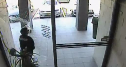 ΒΙΝΤΕΟ-Πόρτα έβγαλε …νοκ άουτ ληστή!