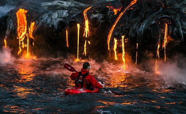 ΦΩΤΟ-Κωπηλατώντας δίπλα στη λάβα