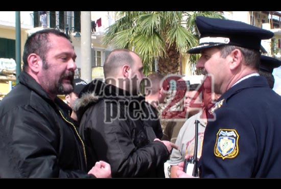 ΦΩΤΟ-Αποδοκίμασαν την Χρυσή Αυγή