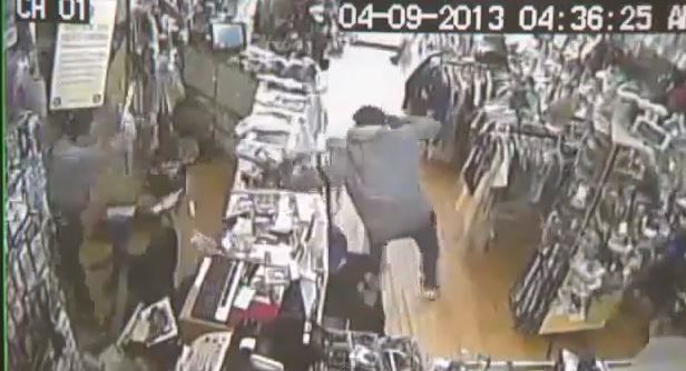 ΒΙΝΤΕΟ-“Ατρόμητος” καταστηματάρχης αψηφά τις σφαίρες