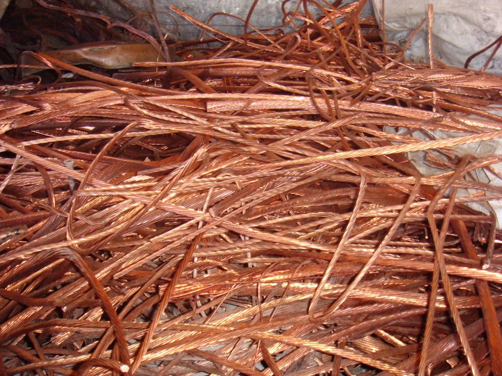 Έκλεψε 100 κιλά καλώδια της ΔΕΗ