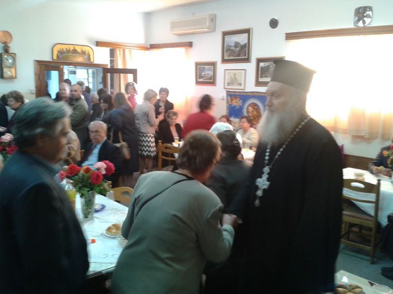 Παπάς μοίρασε ψάρια, ρύζι, χαλβά