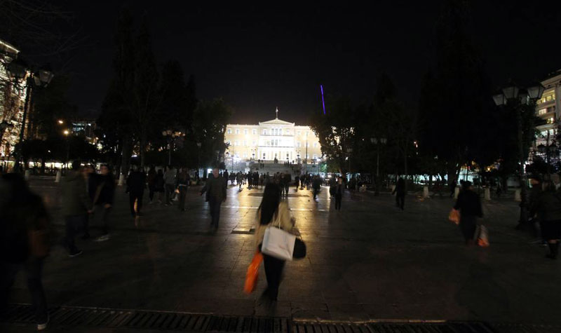 Στο σκοτάδι το Σύνταγμα