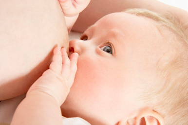 Πήγε να θηλάσει και την έδιωξαν