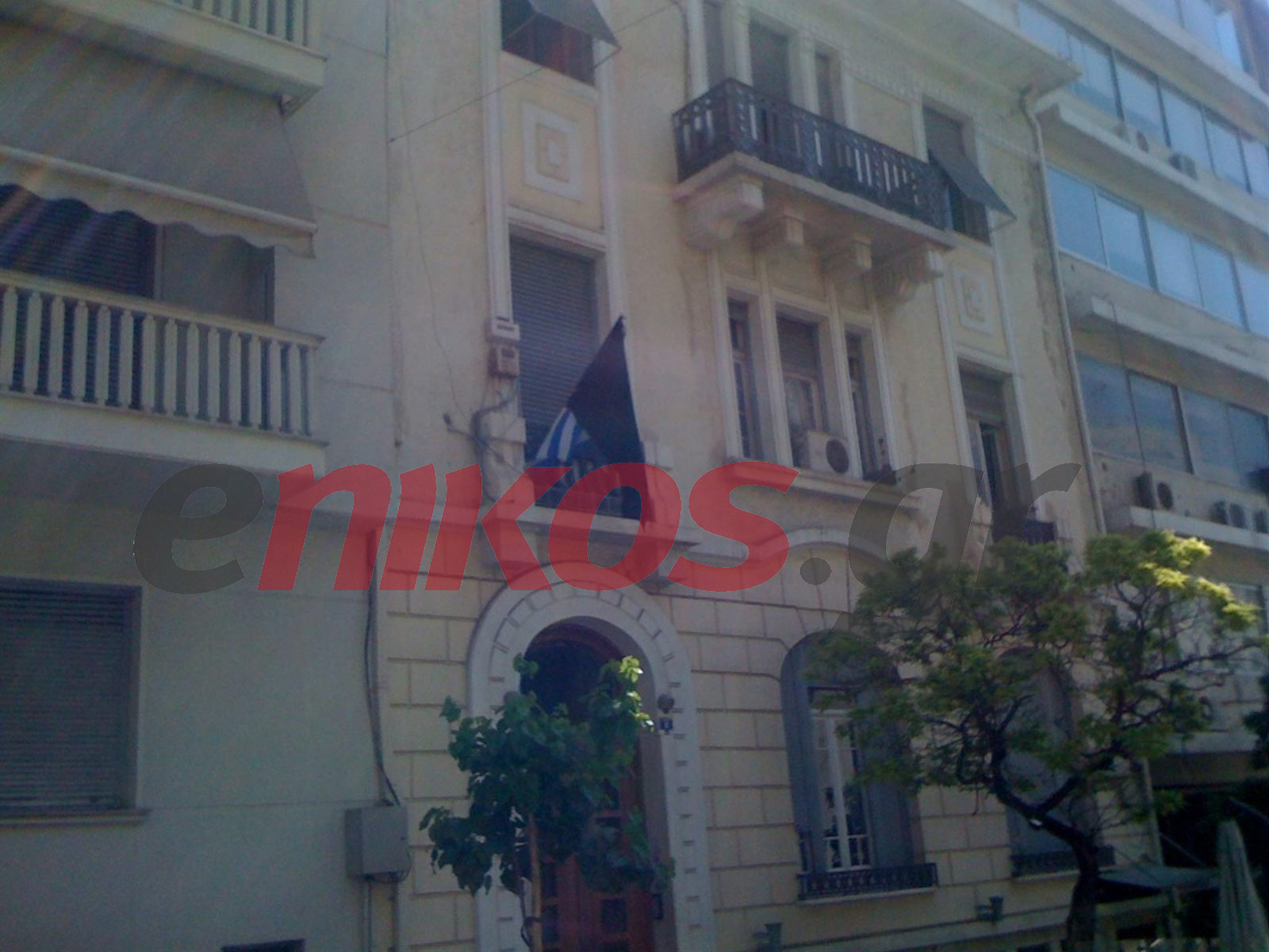 Τι λέει ο Κολλάτος για τη μαύρη σημαία στο μπαλκόνι του