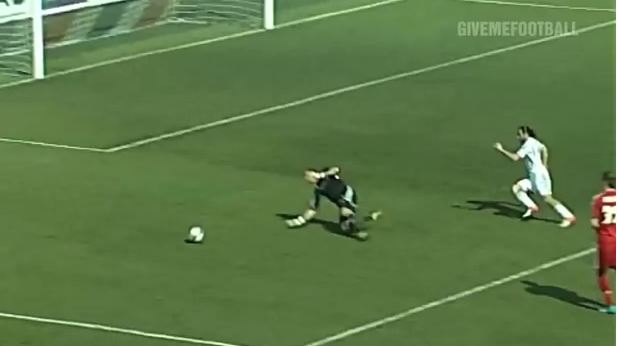 ΒΙΝΤΕΟ-Έδωσε…ασίστ με τακουνάκι σε αντίπαλο