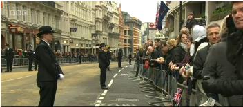 ΤΩΡΑ-Πλήθος κόσμου για τη κηδεία της Θάτσερ