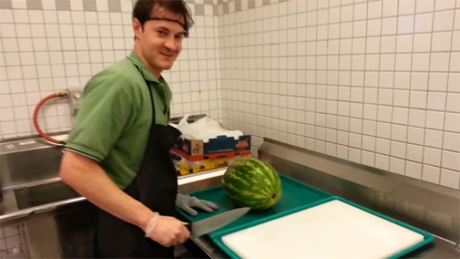 ΒΙΝΤΕΟ-Έκοψε καρπούζι σε 30 δευτερόλεπτα