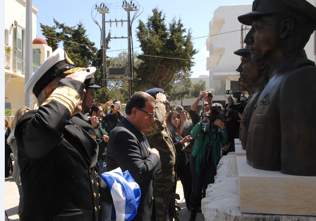 ΦΩΤΟ-Τα αποκαλυπτήρια των 3 ηρώων των Ιμίων