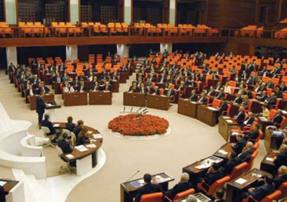 Παντελόνια στη τουρκική Βουλή